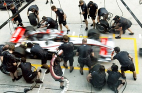 McLaren_pit_work_2006_Malaysia